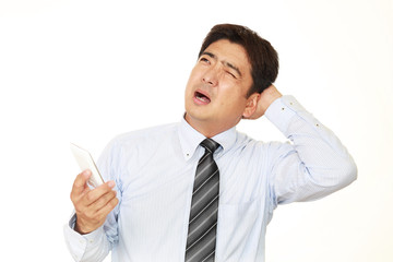 困惑した表情のビジネスマン