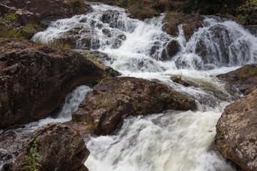 Речной водопад в джунглях