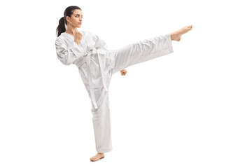 Frau, die Kampfkunst in einem Kimono praktiziert