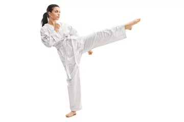 Fototapete Kampfkunst Frau, die Kampfkunst in einem Kimono praktiziert
