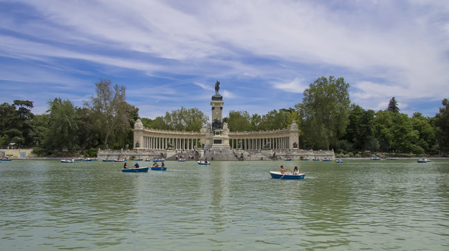 Barcas en el estanque del parque del Retiro Madrid