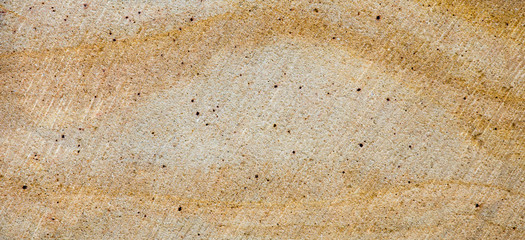 eine vom Steinmetz bearbeitete Sandsteinplatte