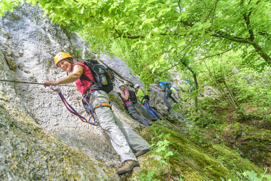 mehrere Kletterer im Klettersteig