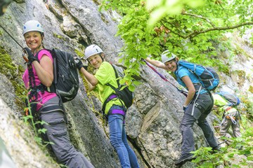 fröhliche Gruppe im Klettersteig