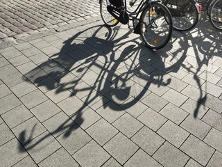 abgestellte Fahrräder werfen Schatten