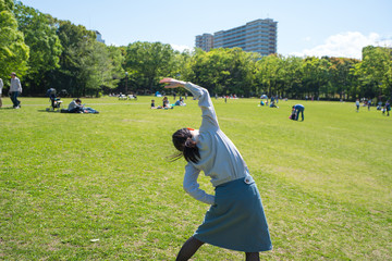 ストレッチをする女性