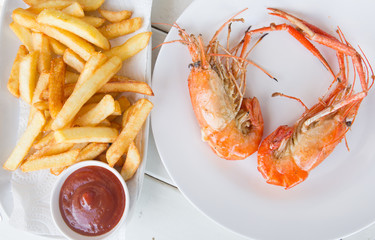 Fried shrimp with salt on dish and french fried 