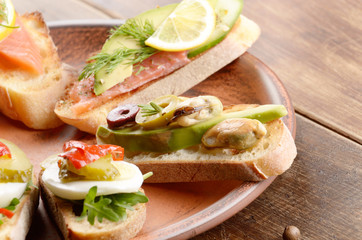 Open sandwiches with salmon and mussels