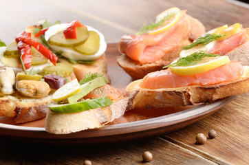 Open sandwiches with salmon and mussels