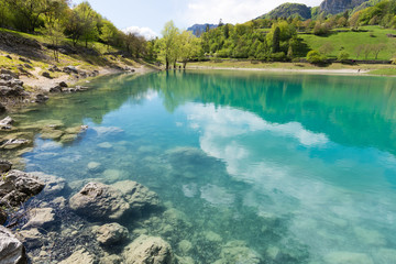 Fototapeta na wymiar Lago in montagna