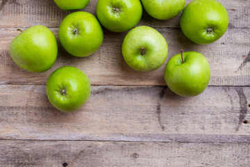 Fototapeta na wymiar green apples on wood