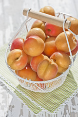 Aprikosen im Korb auf einem Holztisch