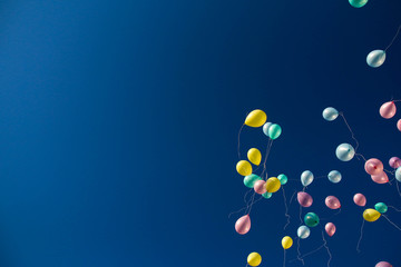 偏り飛び立つ風船/放たれていく風船。これから分かれる様子。