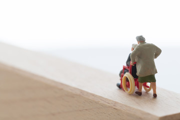 車いすの老夫婦