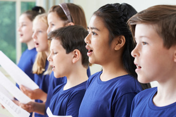 Obraz premium Group Of School Children Singing In Choir Together