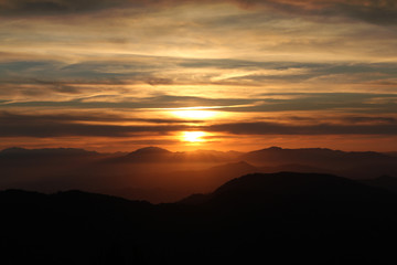 coucher de soleil en montagne