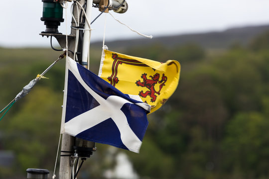 Schottische Flagen an Schiffsmast