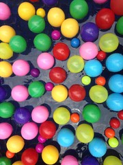 Pelotas de plástico en alberca