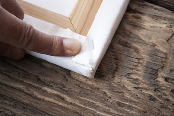 Rahmenbauer zieht Leinwand (Canvas) auf Keilrahmen auf 
