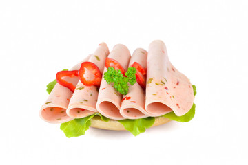 Garniertes Brötchen mit Paprikawurst, Salatblatt und Petersilie auf weißem Hintergrund - Bun with...