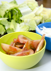 Ingredientes de ensalada mediterránea.