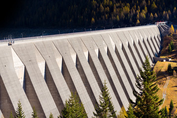 Bissina-Damm (1962). Gerade Staumauer im Nationalpark Adamello Brenta. Trentino-Südtirol, Italien
