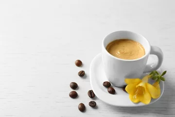 Fond de hotte en verre imprimé Café Cup of coffee with flowers on wooden table