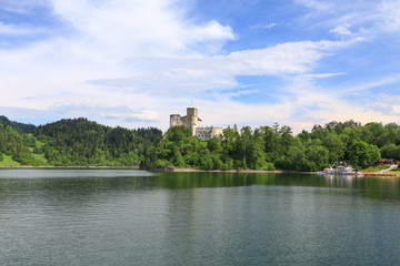 Fototapeta na wymiar Zamek w Niedzicy / krajobraz