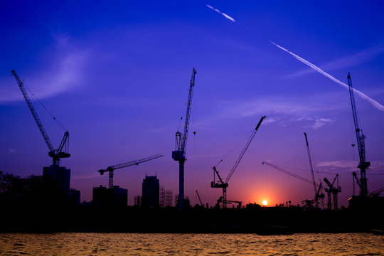 shillouette contruction and cranes beside the Rive