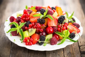 Crédence de cuisine en verre imprimé Fruits Fresh fruit salad on the plate