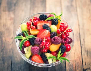 Schilderijen op glas Verse fruitsalade in de kom © pilipphoto