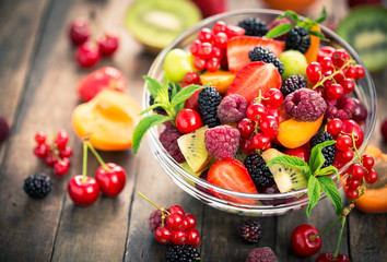 Salade de fruits frais dans le bol