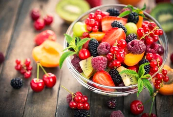 Crédence de cuisine en verre imprimé Fruits Salade de fruits frais dans le bol