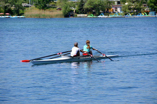 Zwei Ruderinnen im Rennruderboot