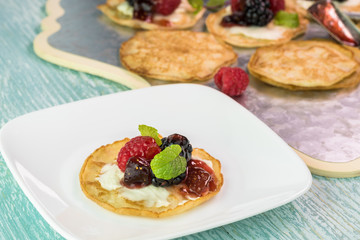 Cornmeal cakes with berry fig chutney.