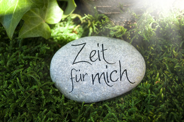 Stein und roter japanischer Ahorn mit Zeit für mich und Lebensqualität