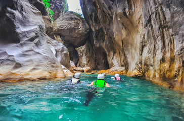 Toerist in diepe Saklikent-canion in Zuid-Turkije. Het is 300 meter diep en 18 km lang