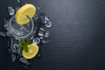 Limonade mit Eis und Zitrone auf Schiefertafel - Hintergrund