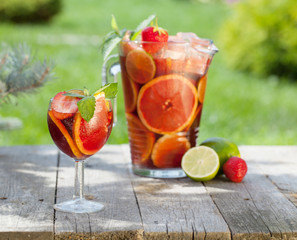 Refreshing fruit sangria (punch)
