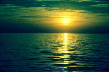 Foto op Plexiglas Zonsondergang aan zee schilderachtige groene zonsondergang en zee horizon