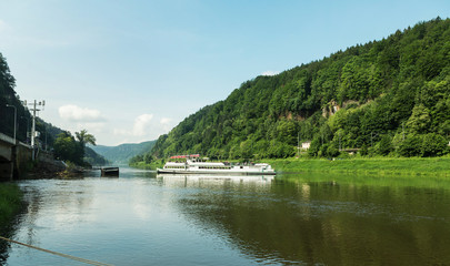 Obraz premium Cruise ship on the Elbe river through the valley of the Elbe in Saxony