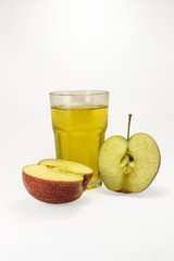 Fototapeta na wymiar разрезанное яблоко наполовину, сок