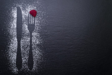 Besteck auf Schiefertafel mit Himbeere - Hintergrund
