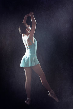 jeune fille 11 ans en tenue de danse classique et pointes 