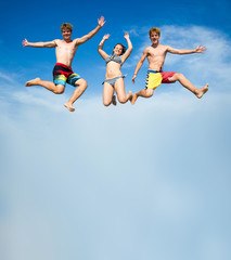 Fototapeta na wymiar Drei springende Jugendliche