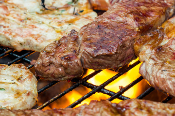 Leckere Sorten Fleisch auf dem Grill beim Grillabend mit Freunden