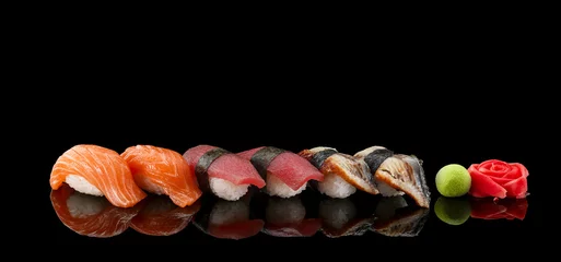Fototapeten Sushi-Nigiri-Set auf schwarzem Hintergrund © z10e