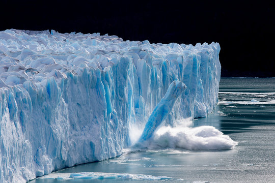 A column of calving ice crashes into Lago Argentino