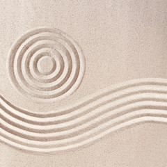 Fototapeta na wymiar Raked sand patterns in Japanese Zen Garden