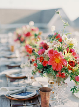 Set table with flowers 